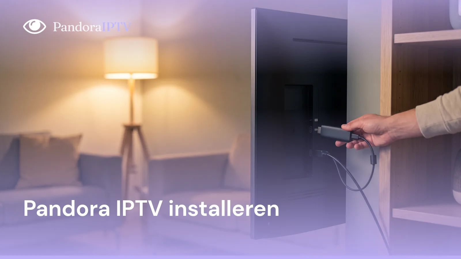 Hand die een kleine HDMI-streamingstick achter een televisie aansluit, met het logo van Pandora IPTV en de titel Pandora IPTV installeren